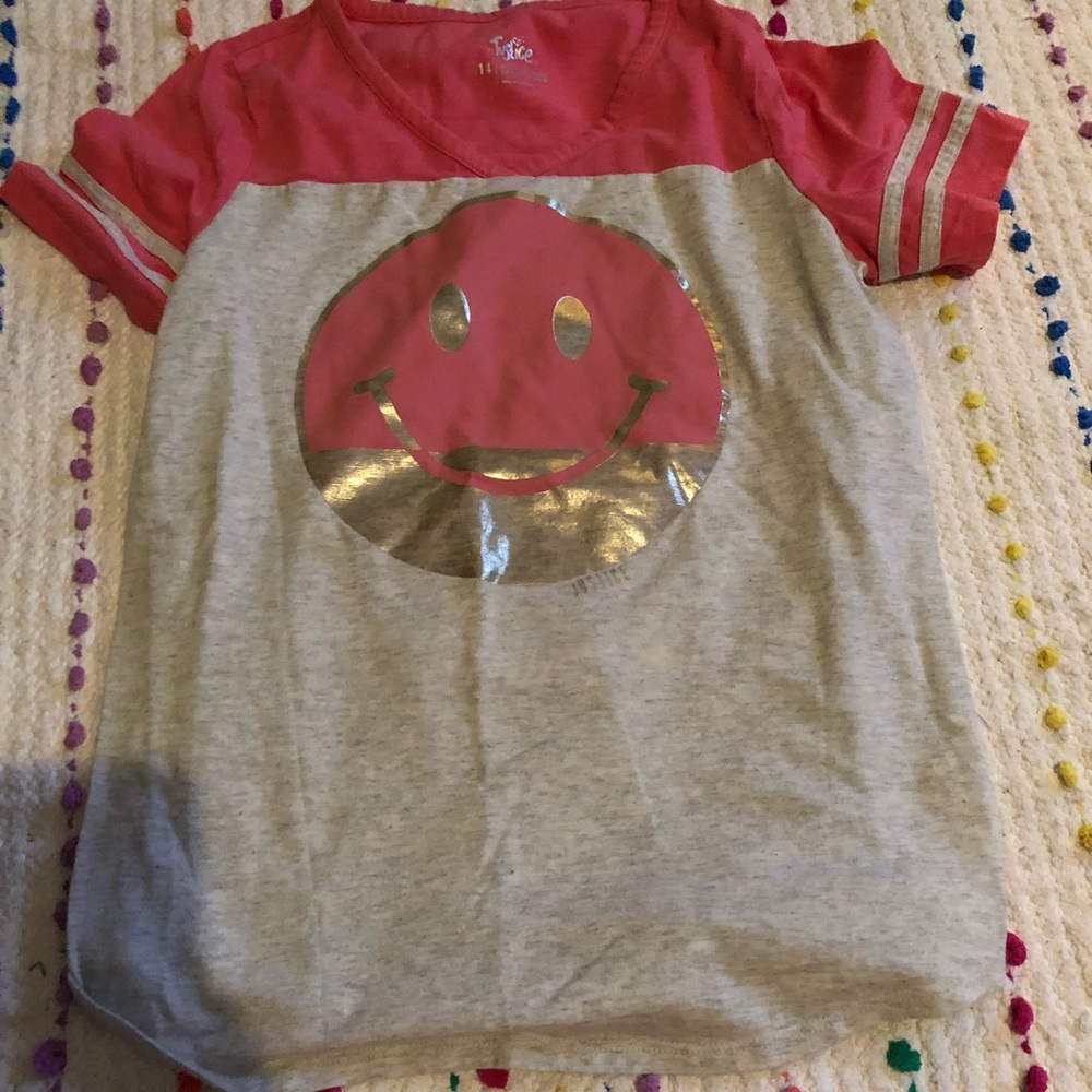 V neck top smiley shirt